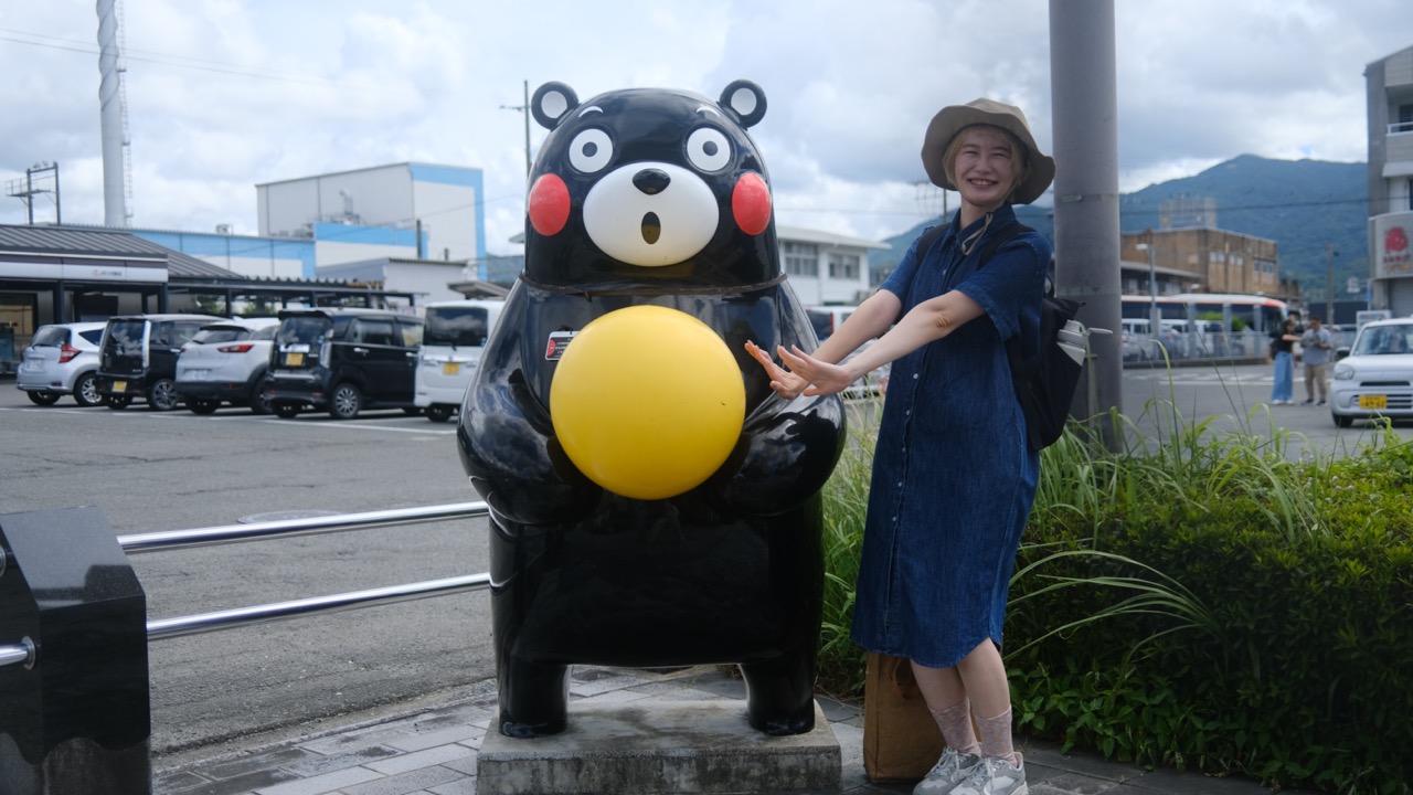 熊本八代車站熊本熊晚白柚雕像，超可愛的。八代旅遊時可以注意，冬天時還會把這種柑橘丟到溫泉裡增加香氣。