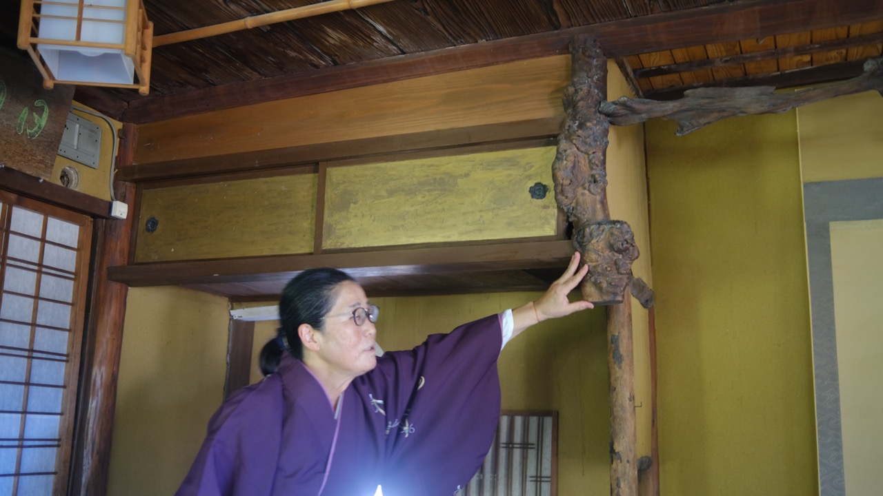 日本和室最重要的柱子：床柱。